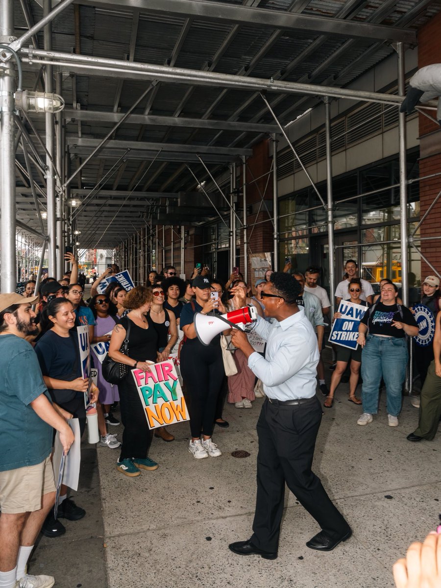 CMChiOsse's tweet photo. We joined the picket line with public defenders at the Neighborhood Defender Service (@NDSUnion). While management rejects their common sense wage increases, we will stand with these hard working public defenders. 

It’s time they get the fair and just contract they deserve! https://t.co/aUtq7D4cq6