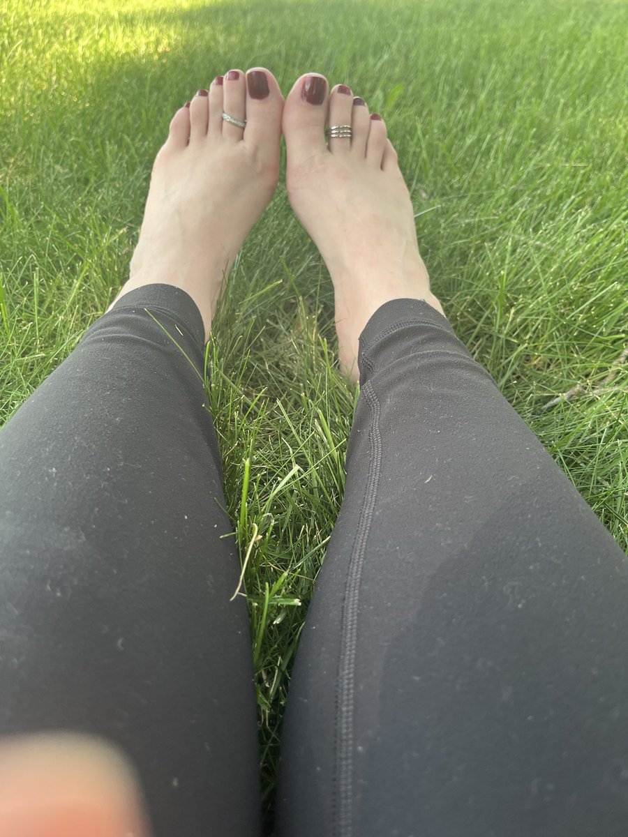 HollyJackpot's tweet photo. I want everyone to watch you worship my feet. https://t.co/9HW2rLxvqR