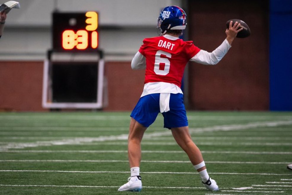 SleeperGiants's tweet photo. Jaxson Dart finished 11-on-11 drills 11 of 12 with the sole incompletion being a drop.

Big sophomore season coming for Dart. 🎯 https://t.co/30XWRm26V4