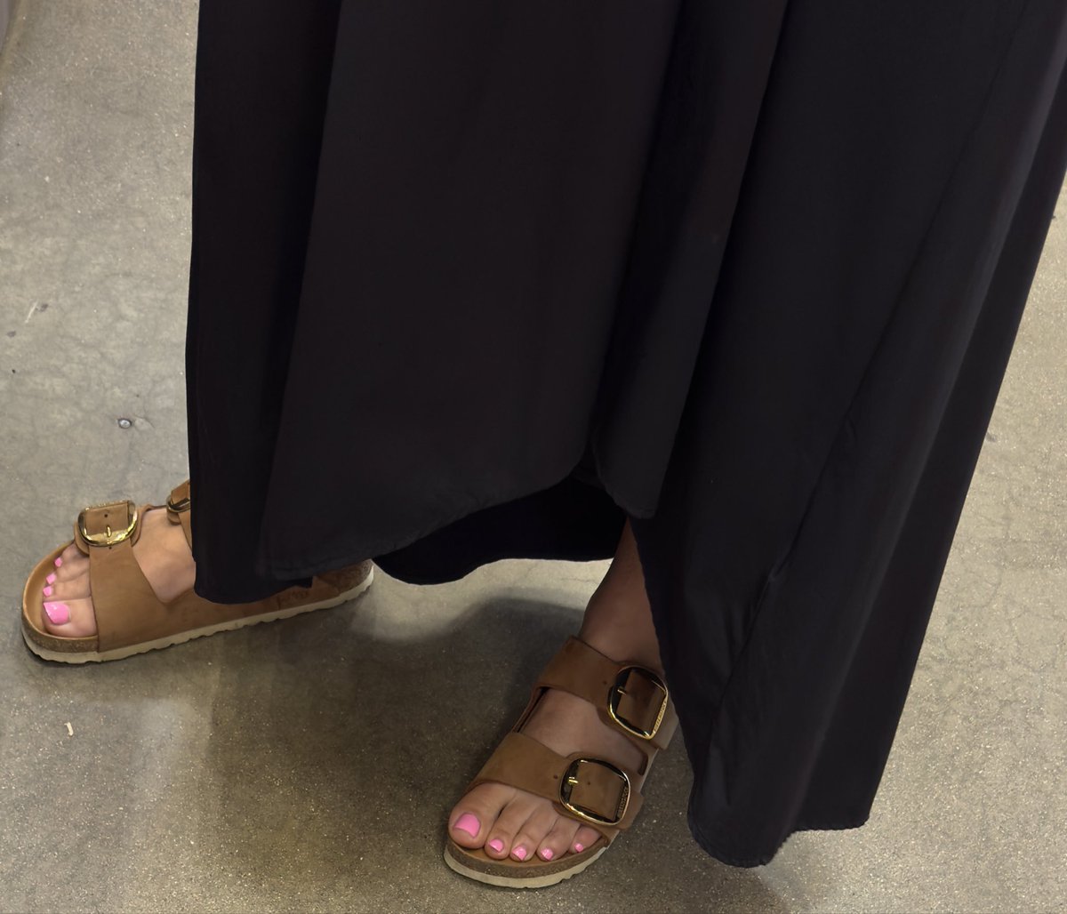 FeetEncounter's tweet photo. Had her waiting and all I was doing was staring at her toes 

White lady with pretty pink toes 

#candidfeet #candid #candidtoes #publicfeet #publictoes #pinktoes https://t.co/6MwMeYtj2f