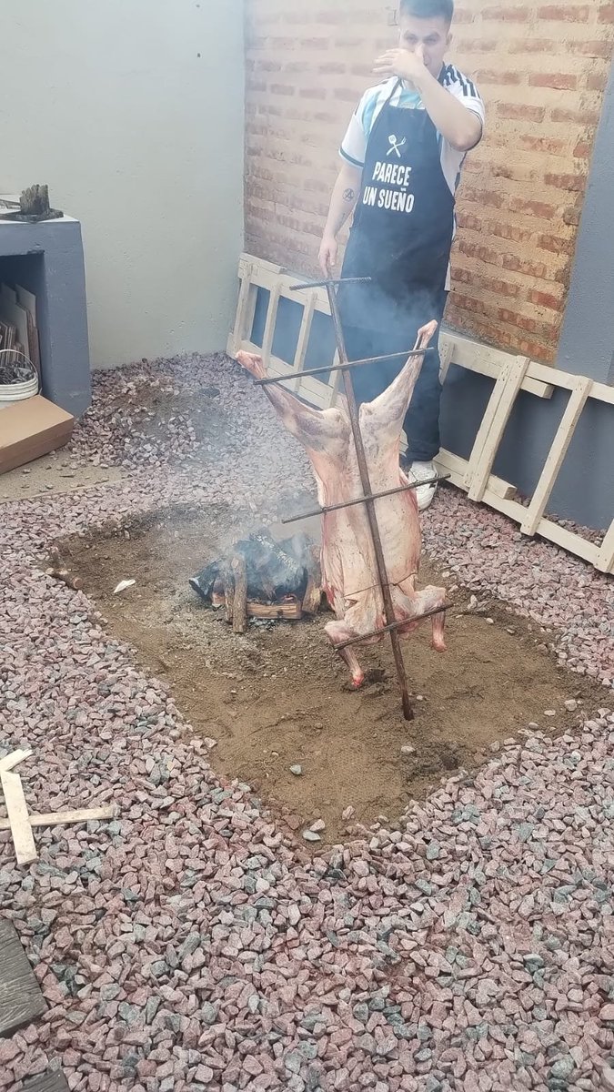 Luchigatica's tweet photo. Un amigo se fue a vivir solo a un Duplex. 
Salio de Joda se levanto al mediodia y estabamos los pibes en el patio asi ajjajajjaja https://t.co/Xlu4M3pmTT