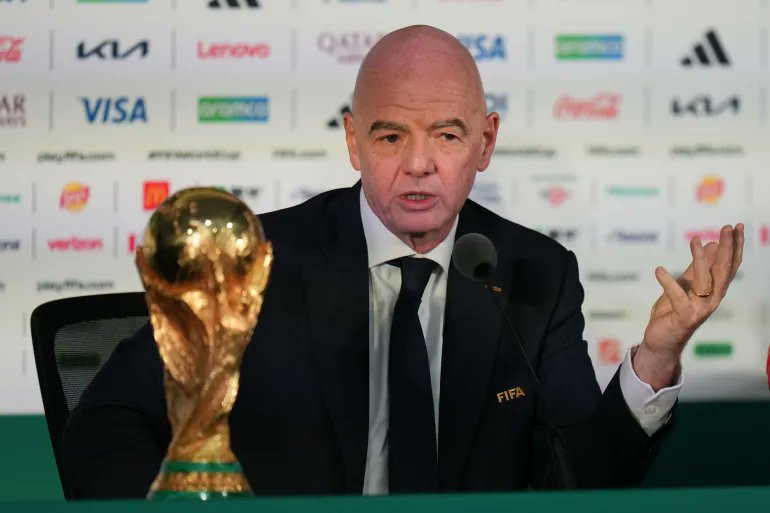 TouchlineX's tweet photo. 🚨 𝗕𝗥𝗘𝗔𝗞𝗜𝗡𝗚: Gianni Infantino has defended FIFA's controversial World Cup investment proposal.

"Above all, it's an opportunity, not an obligation."

"It's simply a proposal that is part of a democratic process." https://t.co/8d8ZrGwS2l