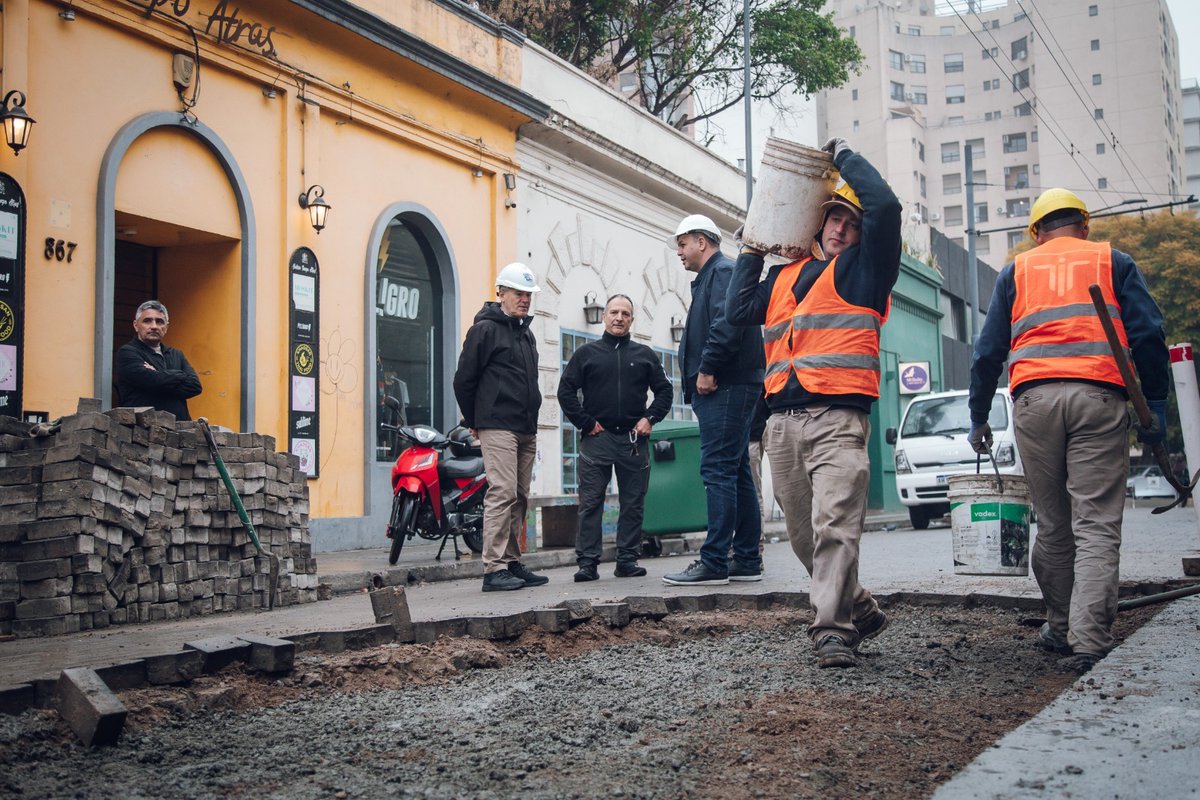 MuniCba's tweet photo. 🚧 Mejoras en barrio Güemes: avanzan los trabajos de reparación sobre calle Belgrano

✅ El Intendente @PasseriniOk supervisó los trabajos sobre el tramo entre Fructuoso Rivera y Achával Rodríguez. https://t.co/sNnJiCessJ