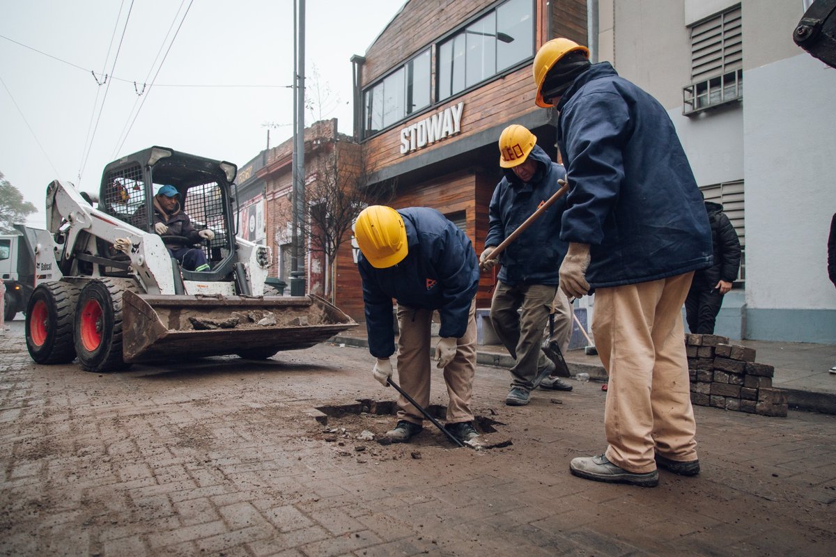 MuniCba's tweet photo. 🚧 Mejoras en barrio Güemes: avanzan los trabajos de reparación sobre calle Belgrano

✅ El Intendente @PasseriniOk supervisó los trabajos sobre el tramo entre Fructuoso Rivera y Achával Rodríguez. https://t.co/sNnJiCessJ