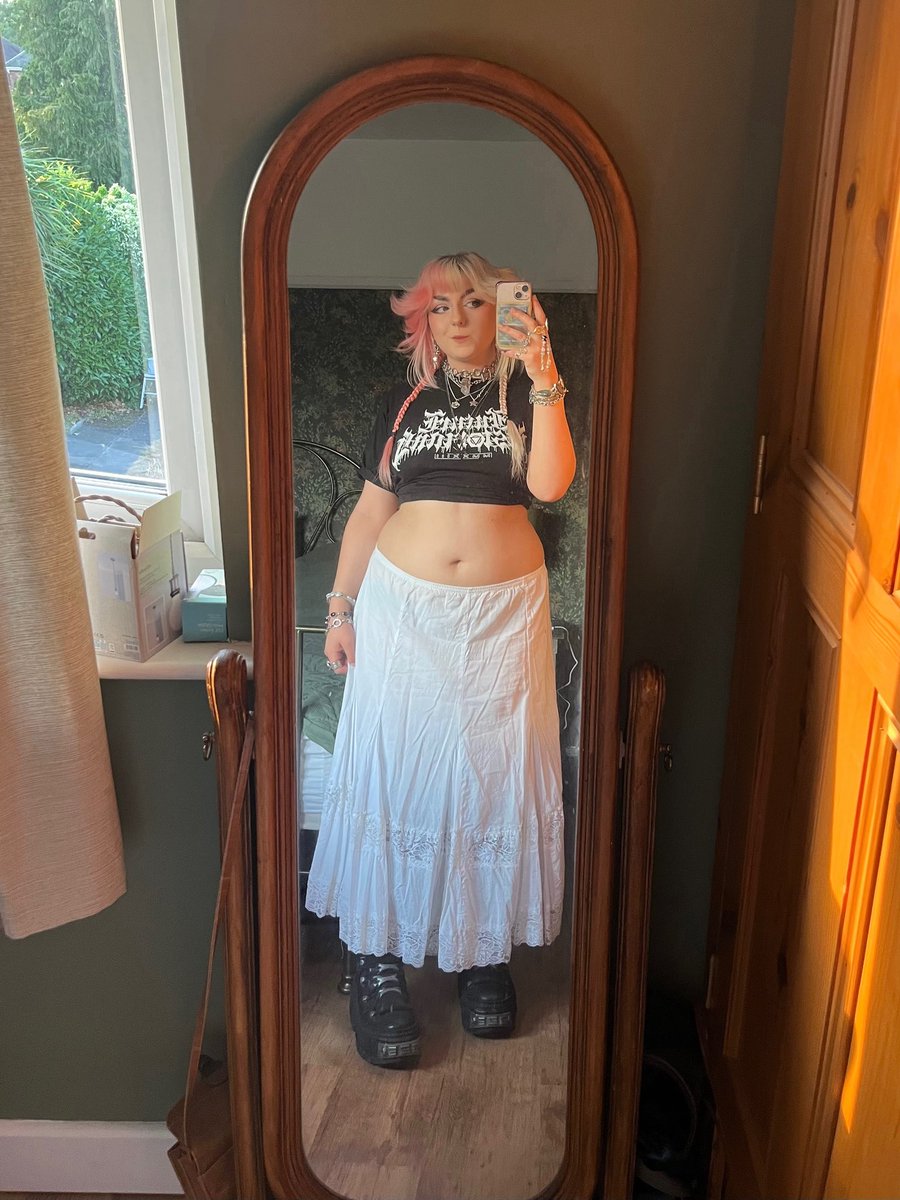 battymoth's tweet photo. return of the tummy skirt https://t.co/Fq8wol6IYv