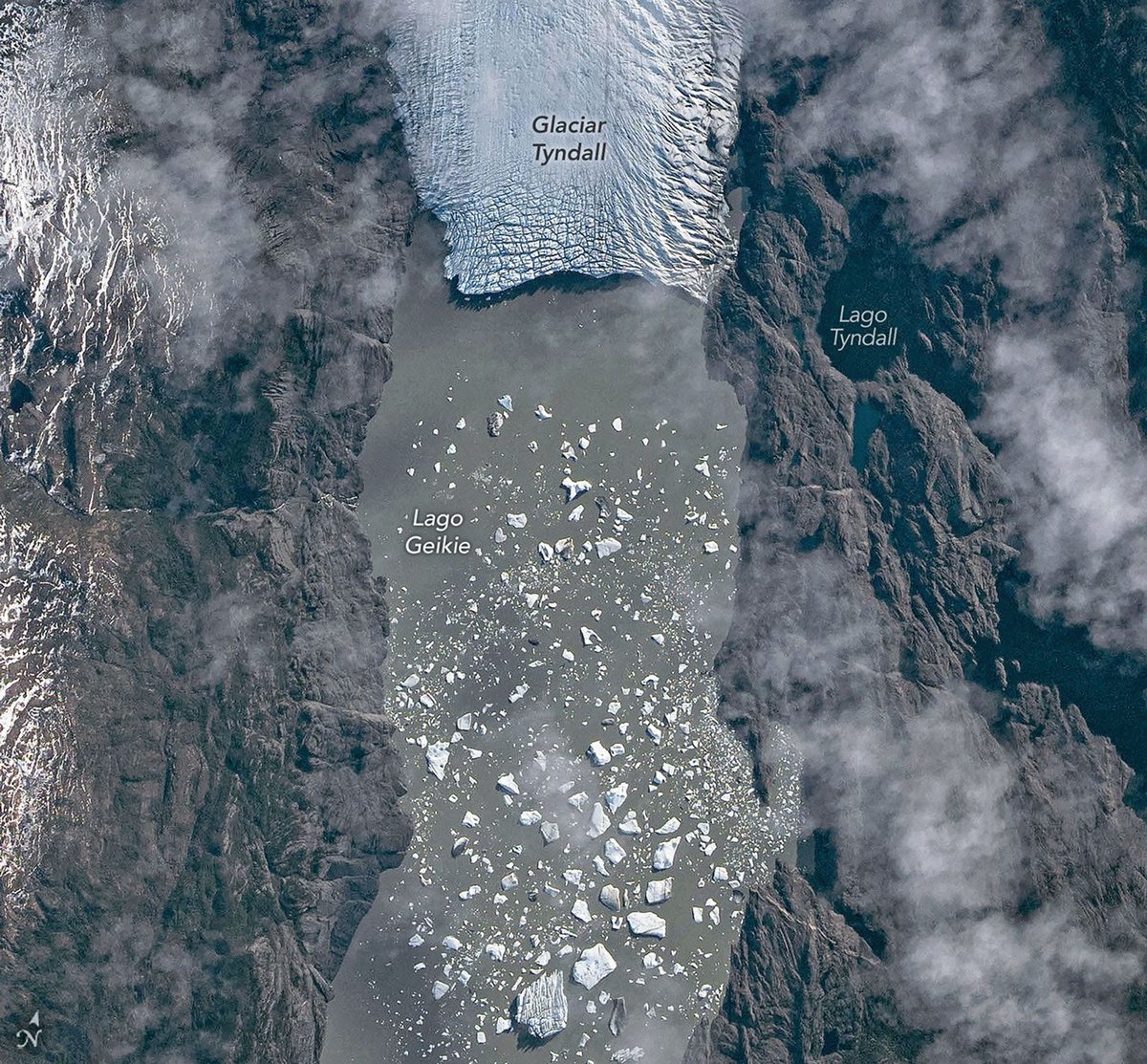 NASA_es's tweet photo. Entre nubes, montañas y hielo. ❄️️🛰️ 

Un astronauta a bordo de la @Space_Station captó esta vista del glaciar Tyndall, en el sur de Chile, en donde fragmentos de hielo flotan en el lago Geikie tras desprenderse del frente glaciar. Aprende más: https://t.co/5ijXVfjbi3 https://t.co/M0tUx7iXQl