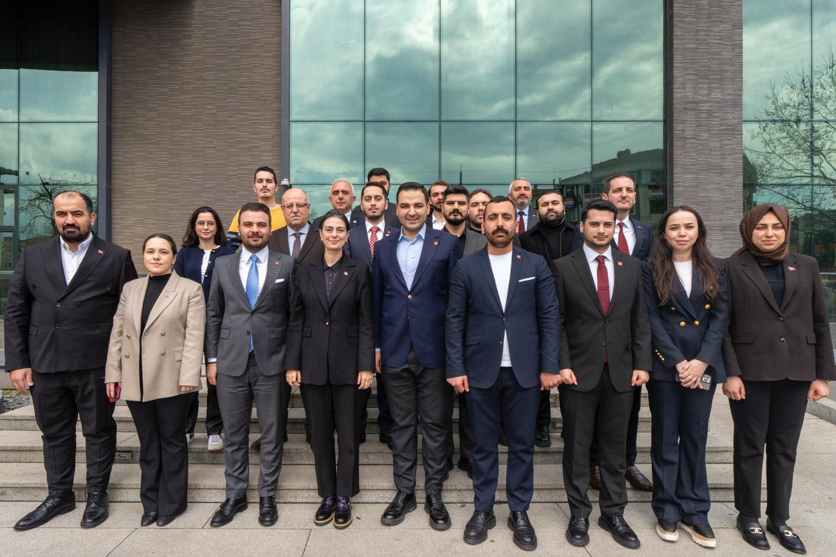 cm_aydin's tweet photo. Üsküdarlıların 2 oyundan 1'ini alarak Üsküdar'ın ilk kadın Belediye Başkanı seçilen Sinem Dedetaş'ı bu şekilde gözaltına almanın hiçbir izahı yoktur.

Görünen o ki Sinem Başkana Üsküdar'ı kazanmasının ve iyi bir yönetim kurmasının bedeli ödetilmek istenmektedir.

Halkın tercihi böyle değişmeyecek. Biz seçilmiş irade ile kol kolayız.
