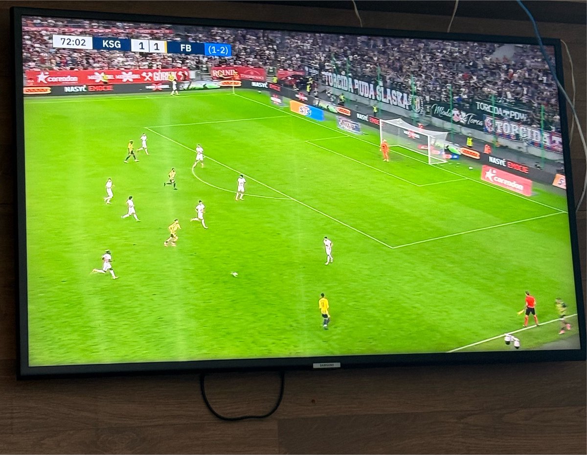 Geves_Galo's tweet photo. Aproveitando que estou no DM, estou assistindo Gornik x Fenerbahçe no @OneFootball . Impressionante como todo jogo dos turcos passa pelos pés do Fred. Termômetro da equipe: acelera e desacelera quando quer. Tem também boa participação defensiva sem bola. Ainda está em plena forma. Gostei do que vi.