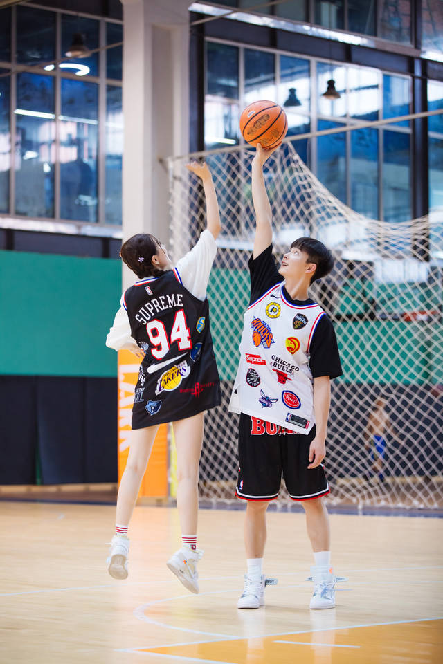 01049195229's tweet photo. 下班路上蹲在路边给他系鞋带，他突然回头凑过来亲了下我的发顶，晚风裹着路边奶茶店的甜香，今天的小确幸是凑到眼前的温柔呀～， https://t.co/R5dmJ2cZqo