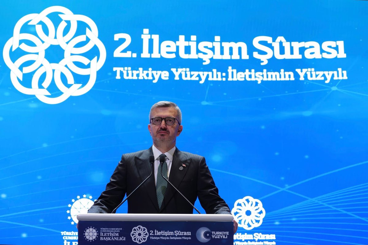 burhanduran's tweet photo. 2. İletişim Şûrası’nın kapanış programında, iletişim alanının bugün karşı karşıya olduğu meydan okumaları ve geleceğe yönelik ortak vizyonumuzu değerlendirdik.

İlk adımını 8-9 Ocak 2025 tarihinde İletişim Şûrası Hazırlık Çalıştayı ile attığımız bu süreçte; kamu, akademi, medya, sivil toplum ve özel sektörün katkılarıyla güçlü bir istişare zemini oluşturduk. Cumhurbaşkanımız Sayın Recep Tayyip Erdoğan’ın teşrifleriyle açılışını gerçekleştirdiğimiz Şûramızı, bugün Sonuç Bildirgemizi kamuoyuyla paylaşarak tamamladık.

Stratejik iletişimden kamu diplomasisine, dezenformasyonla mücadeleden kriz iletişimine, dijital dönüşümden yapay zekâya, iletişim eğitiminden sinema ve medya politikalarına kadar iletişimin bütün boyutlarını kapsamlı şekilde ele aldık. Ortaya koyduğumuz tespit ve önerilerle, ülkemizin iletişim kapasitesini güçlendirecek önemli bir yol haritası oluşturduk.

Şûramız boyunca; hakikati merkeze alan iletişim anlayışının güçlendirilmesi, dijital egemenliğin tahkimi, medya okuryazarlığının yaygınlaştırılması, yerli ve millî teknolojilerin desteklenmesi, iletişim alanındaki insan kaynağının geliştirilmesi ve kurumlarımız arasındaki iş birliğinin daha da güçlendirilmesine yönelik önemli kararlar aldık.

İletişim Şûrası Sonuç Bildirgesi’nde yer alan her bir başlığın titizlikle takip edileceğini ve hayata geçirilmesi için gerekli çalışmaların kararlılıkla sürdürüleceğini özellikle ifade etmek isterim.

2. İletişim Şûramızı teşrifleriyle onurlandıran Cumhurbaşkanımız Sayın Recep Tayyip Erdoğan’a, himayeleri ve bizlerden hiçbir zaman esirgemediği destekleri dolayısıyla bir kez daha şükranlarımı arz ediyorum.

Şûramız boyunca bilgi ve tecrübeleriyle katkı sunan panelistlerimize, akademisyenlerimize, iletişim ve medya profesyonellerimize, uzmanlarımıza ve tüm çalışma arkadaşlarımıza teşekkür ediyor; 2. İletişim Şûramızın ülkemiz, milletimiz ve iletişim camiamız için hayırlara vesile olmasını temenni ediyorum.
