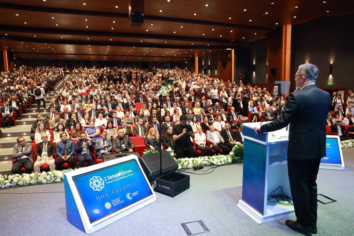 burhanduran's tweet photo. 2. İletişim Şûrası’nın kapanış programında, iletişim alanının bugün karşı karşıya olduğu meydan okumaları ve geleceğe yönelik ortak vizyonumuzu değerlendirdik.

İlk adımını 8-9 Ocak 2025 tarihinde İletişim Şûrası Hazırlık Çalıştayı ile attığımız bu süreçte; kamu, akademi, medya, sivil toplum ve özel sektörün katkılarıyla güçlü bir istişare zemini oluşturduk. Cumhurbaşkanımız Sayın Recep Tayyip Erdoğan’ın teşrifleriyle açılışını gerçekleştirdiğimiz Şûramızı, bugün Sonuç Bildirgemizi kamuoyuyla paylaşarak tamamladık.

Stratejik iletişimden kamu diplomasisine, dezenformasyonla mücadeleden kriz iletişimine, dijital dönüşümden yapay zekâya, iletişim eğitiminden sinema ve medya politikalarına kadar iletişimin bütün boyutlarını kapsamlı şekilde ele aldık. Ortaya koyduğumuz tespit ve önerilerle, ülkemizin iletişim kapasitesini güçlendirecek önemli bir yol haritası oluşturduk.

Şûramız boyunca; hakikati merkeze alan iletişim anlayışının güçlendirilmesi, dijital egemenliğin tahkimi, medya okuryazarlığının yaygınlaştırılması, yerli ve millî teknolojilerin desteklenmesi, iletişim alanındaki insan kaynağının geliştirilmesi ve kurumlarımız arasındaki iş birliğinin daha da güçlendirilmesine yönelik önemli kararlar aldık.

İletişim Şûrası Sonuç Bildirgesi’nde yer alan her bir başlığın titizlikle takip edileceğini ve hayata geçirilmesi için gerekli çalışmaların kararlılıkla sürdürüleceğini özellikle ifade etmek isterim.

2. İletişim Şûramızı teşrifleriyle onurlandıran Cumhurbaşkanımız Sayın Recep Tayyip Erdoğan’a, himayeleri ve bizlerden hiçbir zaman esirgemediği destekleri dolayısıyla bir kez daha şükranlarımı arz ediyorum.

Şûramız boyunca bilgi ve tecrübeleriyle katkı sunan panelistlerimize, akademisyenlerimize, iletişim ve medya profesyonellerimize, uzmanlarımıza ve tüm çalışma arkadaşlarımıza teşekkür ediyor; 2. İletişim Şûramızın ülkemiz, milletimiz ve iletişim camiamız için hayırlara vesile olmasını temenni ediyorum.