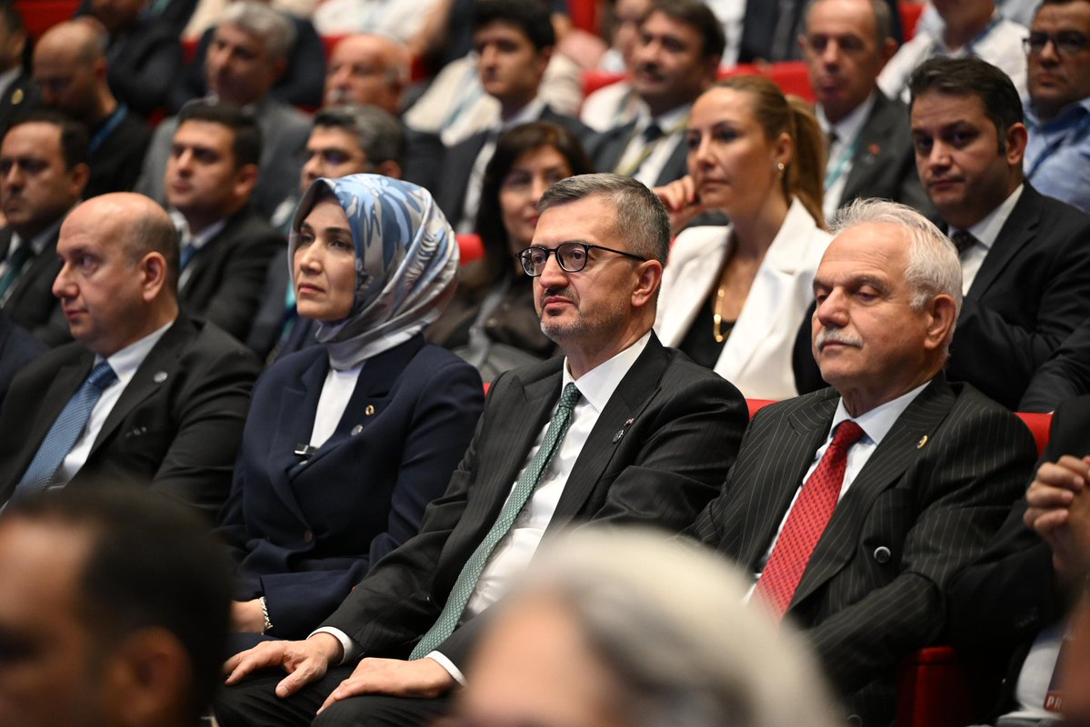 burhanduran's tweet photo. 2. İletişim Şûrası’nın kapanış programında, iletişim alanının bugün karşı karşıya olduğu meydan okumaları ve geleceğe yönelik ortak vizyonumuzu değerlendirdik.

İlk adımını 8-9 Ocak 2025 tarihinde İletişim Şûrası Hazırlık Çalıştayı ile attığımız bu süreçte; kamu, akademi, medya, sivil toplum ve özel sektörün katkılarıyla güçlü bir istişare zemini oluşturduk. Cumhurbaşkanımız Sayın Recep Tayyip Erdoğan’ın teşrifleriyle açılışını gerçekleştirdiğimiz Şûramızı, bugün Sonuç Bildirgemizi kamuoyuyla paylaşarak tamamladık.

Stratejik iletişimden kamu diplomasisine, dezenformasyonla mücadeleden kriz iletişimine, dijital dönüşümden yapay zekâya, iletişim eğitiminden sinema ve medya politikalarına kadar iletişimin bütün boyutlarını kapsamlı şekilde ele aldık. Ortaya koyduğumuz tespit ve önerilerle, ülkemizin iletişim kapasitesini güçlendirecek önemli bir yol haritası oluşturduk.

Şûramız boyunca; hakikati merkeze alan iletişim anlayışının güçlendirilmesi, dijital egemenliğin tahkimi, medya okuryazarlığının yaygınlaştırılması, yerli ve millî teknolojilerin desteklenmesi, iletişim alanındaki insan kaynağının geliştirilmesi ve kurumlarımız arasındaki iş birliğinin daha da güçlendirilmesine yönelik önemli kararlar aldık.

İletişim Şûrası Sonuç Bildirgesi’nde yer alan her bir başlığın titizlikle takip edileceğini ve hayata geçirilmesi için gerekli çalışmaların kararlılıkla sürdürüleceğini özellikle ifade etmek isterim.

2. İletişim Şûramızı teşrifleriyle onurlandıran Cumhurbaşkanımız Sayın Recep Tayyip Erdoğan’a, himayeleri ve bizlerden hiçbir zaman esirgemediği destekleri dolayısıyla bir kez daha şükranlarımı arz ediyorum.

Şûramız boyunca bilgi ve tecrübeleriyle katkı sunan panelistlerimize, akademisyenlerimize, iletişim ve medya profesyonellerimize, uzmanlarımıza ve tüm çalışma arkadaşlarımıza teşekkür ediyor; 2. İletişim Şûramızın ülkemiz, milletimiz ve iletişim camiamız için hayırlara vesile olmasını temenni ediyorum.