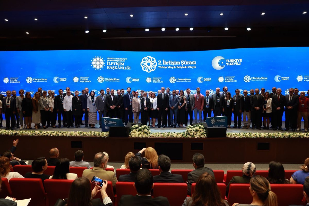 burhanduran's tweet photo. 2. İletişim Şûrası’nın kapanış programında, iletişim alanının bugün karşı karşıya olduğu meydan okumaları ve geleceğe yönelik ortak vizyonumuzu değerlendirdik.

İlk adımını 8-9 Ocak 2025 tarihinde İletişim Şûrası Hazırlık Çalıştayı ile attığımız bu süreçte; kamu, akademi, medya, sivil toplum ve özel sektörün katkılarıyla güçlü bir istişare zemini oluşturduk. Cumhurbaşkanımız Sayın Recep Tayyip Erdoğan’ın teşrifleriyle açılışını gerçekleştirdiğimiz Şûramızı, bugün Sonuç Bildirgemizi kamuoyuyla paylaşarak tamamladık.

Stratejik iletişimden kamu diplomasisine, dezenformasyonla mücadeleden kriz iletişimine, dijital dönüşümden yapay zekâya, iletişim eğitiminden sinema ve medya politikalarına kadar iletişimin bütün boyutlarını kapsamlı şekilde ele aldık. Ortaya koyduğumuz tespit ve önerilerle, ülkemizin iletişim kapasitesini güçlendirecek önemli bir yol haritası oluşturduk.

Şûramız boyunca; hakikati merkeze alan iletişim anlayışının güçlendirilmesi, dijital egemenliğin tahkimi, medya okuryazarlığının yaygınlaştırılması, yerli ve millî teknolojilerin desteklenmesi, iletişim alanındaki insan kaynağının geliştirilmesi ve kurumlarımız arasındaki iş birliğinin daha da güçlendirilmesine yönelik önemli kararlar aldık.

İletişim Şûrası Sonuç Bildirgesi’nde yer alan her bir başlığın titizlikle takip edileceğini ve hayata geçirilmesi için gerekli çalışmaların kararlılıkla sürdürüleceğini özellikle ifade etmek isterim.

2. İletişim Şûramızı teşrifleriyle onurlandıran Cumhurbaşkanımız Sayın Recep Tayyip Erdoğan’a, himayeleri ve bizlerden hiçbir zaman esirgemediği destekleri dolayısıyla bir kez daha şükranlarımı arz ediyorum.

Şûramız boyunca bilgi ve tecrübeleriyle katkı sunan panelistlerimize, akademisyenlerimize, iletişim ve medya profesyonellerimize, uzmanlarımıza ve tüm çalışma arkadaşlarımıza teşekkür ediyor; 2. İletişim Şûramızın ülkemiz, milletimiz ve iletişim camiamız için hayırlara vesile olmasını temenni ediyorum.