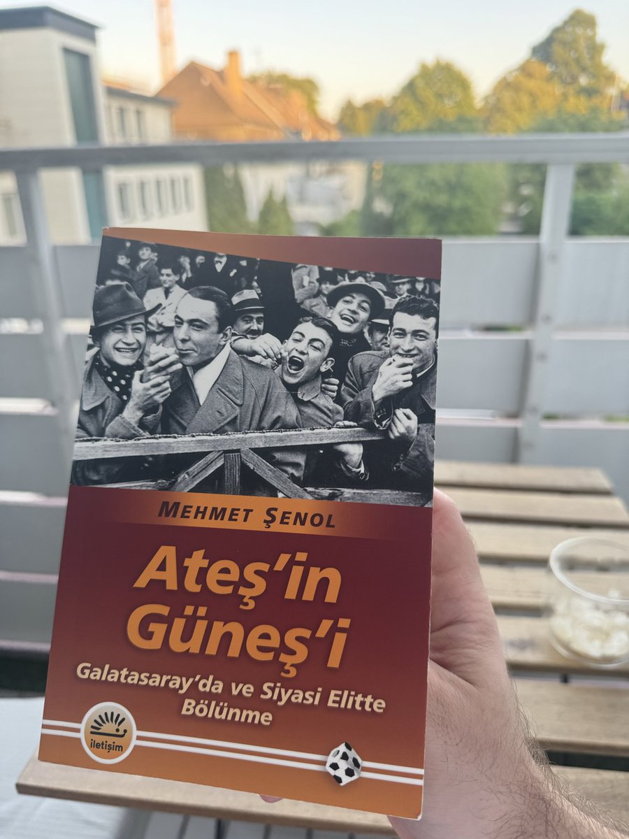 Kates1905's tweet photo. Almanya’dan ulaşmak biraz uzun sürdü. Meraktan ön sözü okurum haftasonu başlarım dediğim kitabi elimden bırakamayıp ilk 100 sayfasını bitirdim. “Gayriresmi Futbol Tarihi” gibi harika bir eser olmuş. Emeğinize sağlık. @mehmetsenol https://t.co/4SzoV9Ouo3