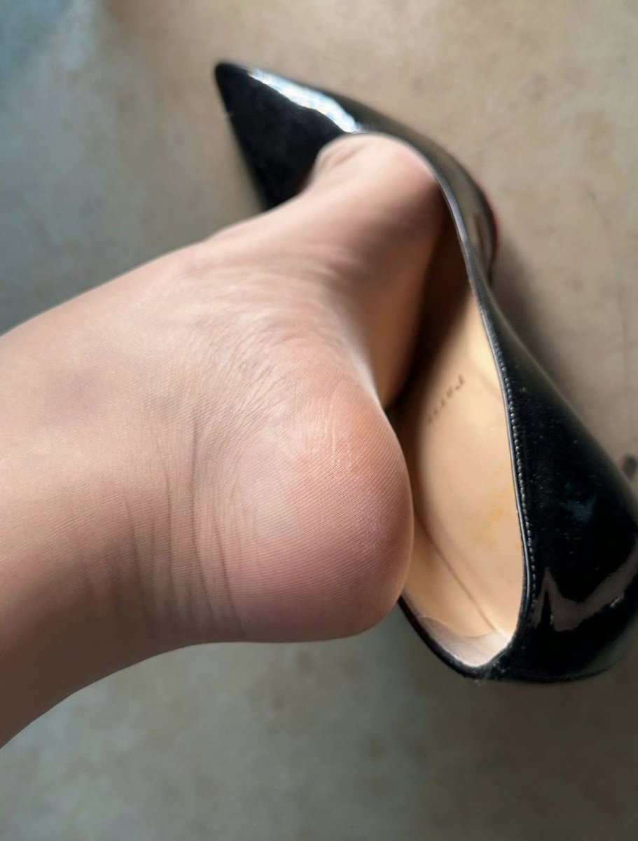 transluanaa's tweet photo. Massaggio? 
.
.
.
.
#healls #tacchi #piedi #fetish #italia #transgender #trans #x #new #paypal #bdsm #like #hot #americana #network #london #feet https://t.co/istQaJjbXn