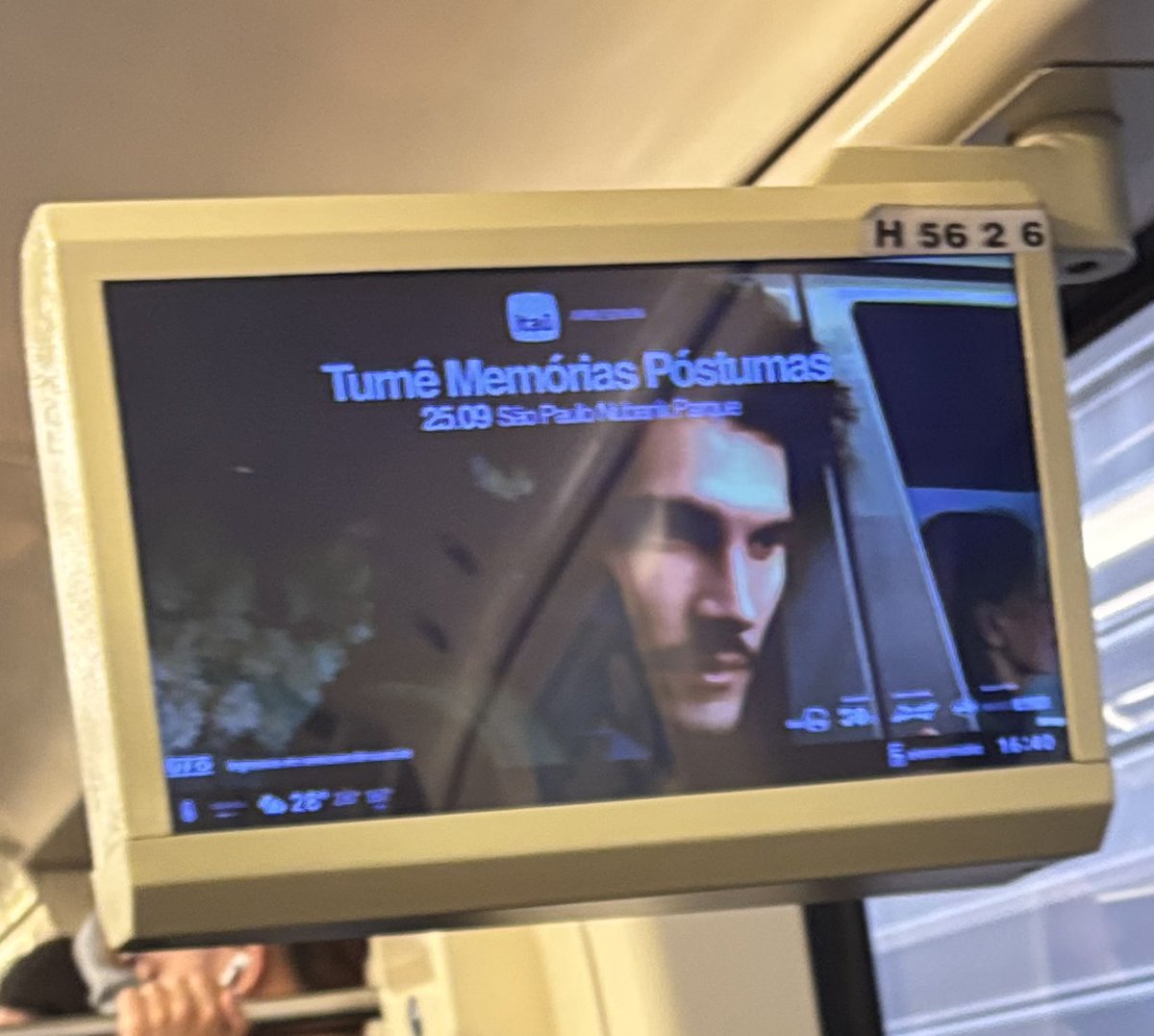 talktohoran's tweet photo. avisa q a turnê memórias póstumas hitou na linha vermelha do metrô !! https://t.co/FMXAMjK3ev
