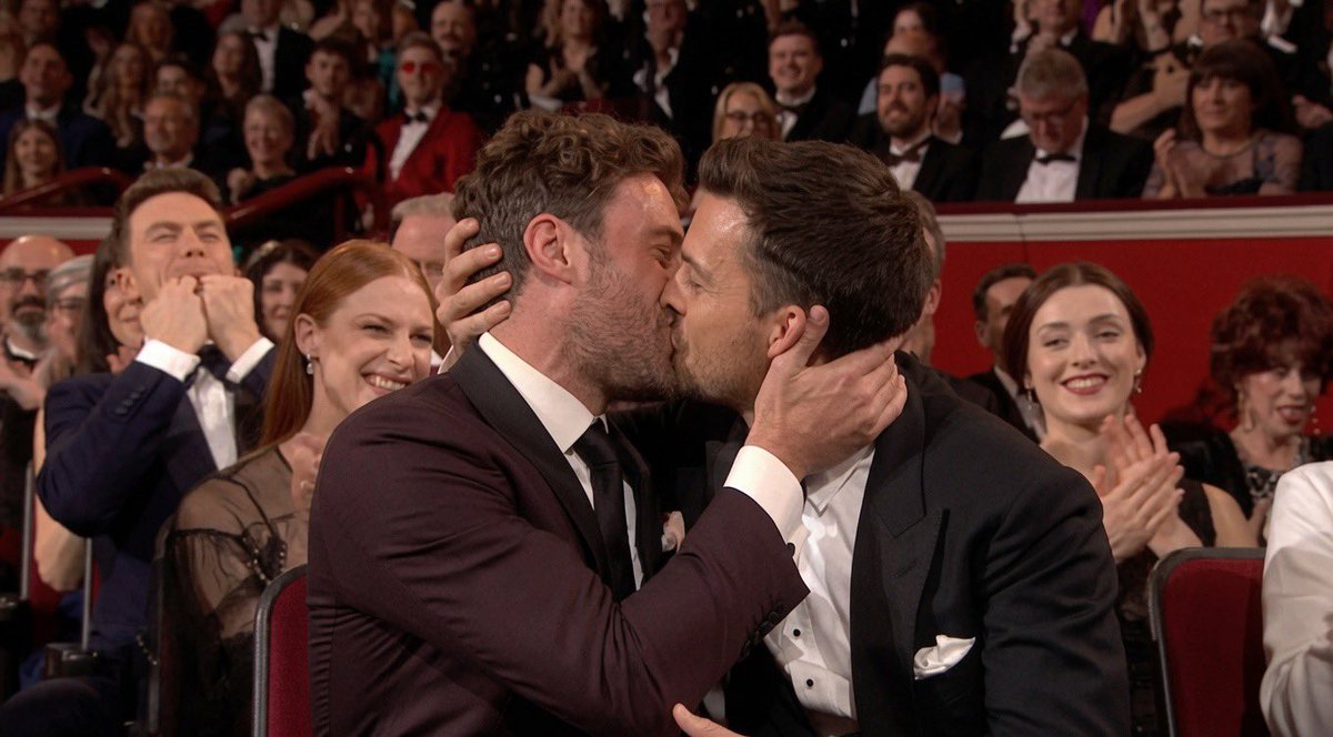 gaynostalgia1's tweet photo. Jonathan Bailey kissing his partner after winning an Olivier Award in 2019. https://t.co/VZuiKUAQvc