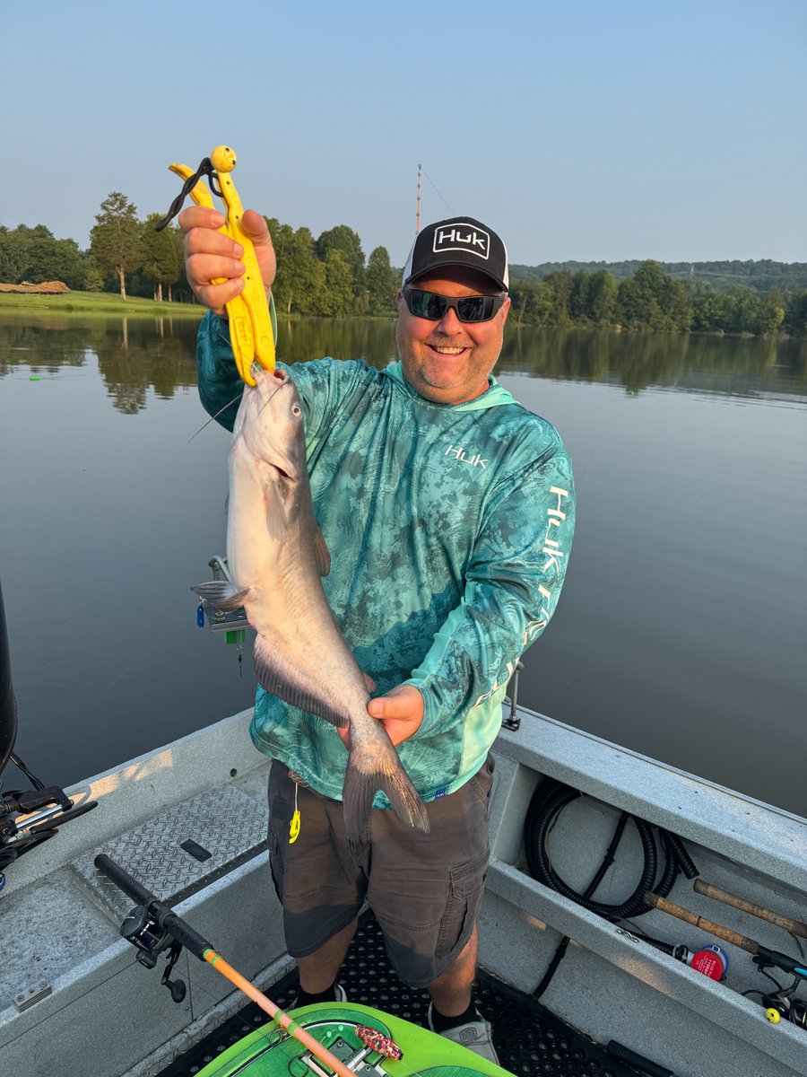 Capt_Billy_TN's tweet photo. Against the odds today we managed to boat several Blue Catfish. One was the biggest catfish my guest had ever caught! Hopefully this hot weather will break soon and things start cooling down, which will fire up the Catfish! #guidelife https://t.co/5eaJ13LwIc