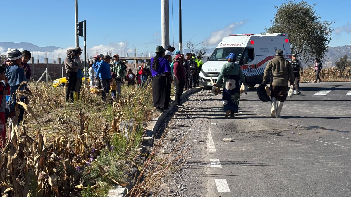 IESSChimborazo's tweet photo. #IESSnoPara | Ante la emergencia reportada en el sector Nueva Riobamba por el volcamiento de un furgón, nuestro equipo de Atención Prehospitalaria (APH)🚑🛣️ se desplegó de inmediato para brindar asistencia médica urgente. ¡Comprometidos con salvar vidas! ❤️ https://t.co/icaNVjZIdh
