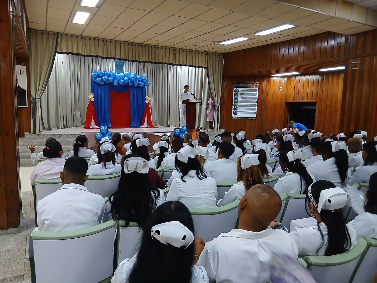 SaludGuantanamo's tweet photo. 🎓💙📸Desde el Hospital General Docente de #Guantánamo: ceremonia hoy de la cuarta #Graduación de #Enfermeros Básicos Emergentes, y la segunda de Enfermeros Técnicos Generales, del curso académico 2025-2026. 
¡Felicidades‼️
#CubaPorLaVida https://t.co/uzqW8YmlV1