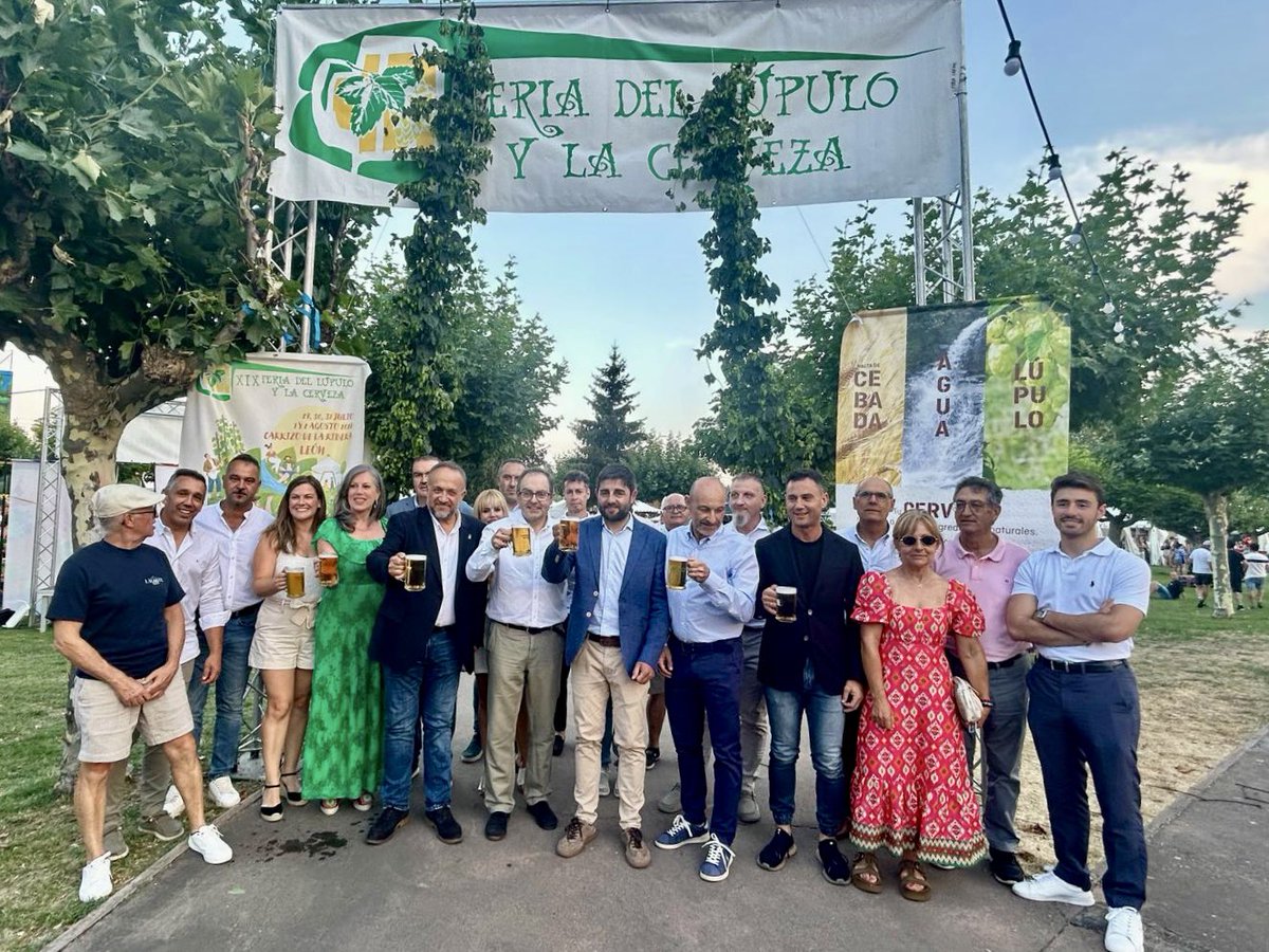 alfonsocendon's tweet photo. Carrizo de la Ribera vuelve a convertirse en la capital del lúpulo y la cerveza.

Hoy, en la inauguración de la XIX Feria del Lúpulo y la Cerveza, hemos disfrutado del pregón de Félix Barrio, director general de @INCIBE.

La comarca del Órbigo produce más del 90 % del lúpulo de España, un sector estratégico para León que crea empleo, fija población y mira al futuro sin renunciar a sus raíces.

#FeriaDelLúpulo #CarrizoDeLaRibera #León 🌿🍺
