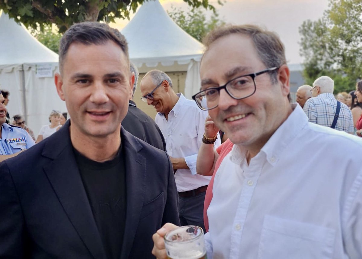 alfonsocendon's tweet photo. Carrizo de la Ribera vuelve a convertirse en la capital del lúpulo y la cerveza.

Hoy, en la inauguración de la XIX Feria del Lúpulo y la Cerveza, hemos disfrutado del pregón de Félix Barrio, director general de @INCIBE.

La comarca del Órbigo produce más del 90 % del lúpulo de España, un sector estratégico para León que crea empleo, fija población y mira al futuro sin renunciar a sus raíces.

#FeriaDelLúpulo #CarrizoDeLaRibera #León 🌿🍺