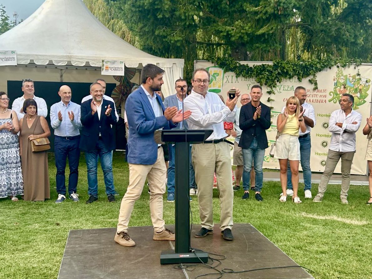 alfonsocendon's tweet photo. Carrizo de la Ribera vuelve a convertirse en la capital del lúpulo y la cerveza.

Hoy, en la inauguración de la XIX Feria del Lúpulo y la Cerveza, hemos disfrutado del pregón de Félix Barrio, director general de @INCIBE.

La comarca del Órbigo produce más del 90 % del lúpulo de España, un sector estratégico para León que crea empleo, fija población y mira al futuro sin renunciar a sus raíces.

#FeriaDelLúpulo #CarrizoDeLaRibera #León 🌿🍺