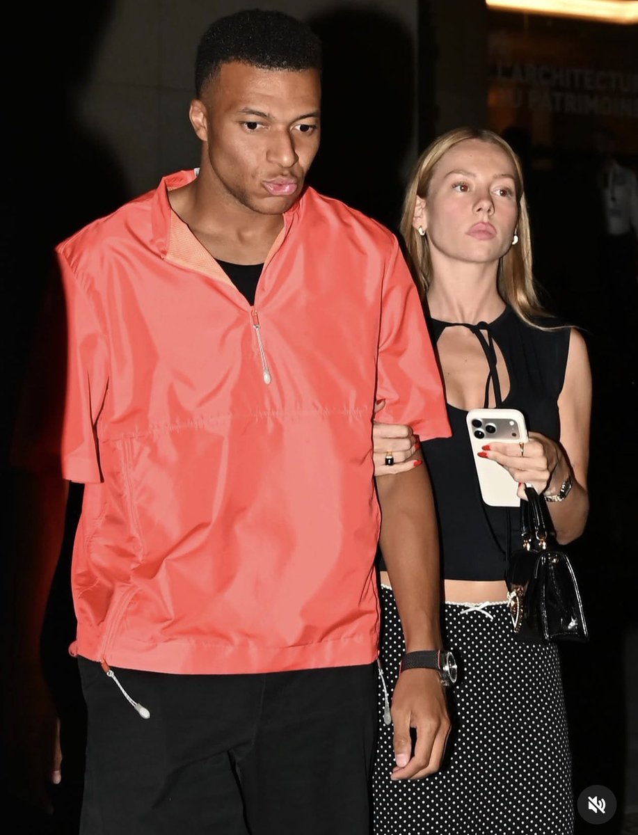 ESnomanu's tweet photo. Hay alguna foto en la que Esther Expósito no salga con cara de vinagre y perdonando la vida a Mbappé?

Es tremendo lo de la regañona española. https://t.co/O5heMy9sYv