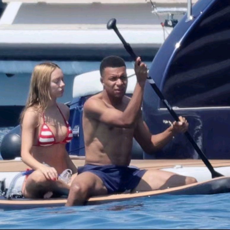 ESnomanu's tweet photo. Hay alguna foto en la que Esther Expósito no salga con cara de vinagre y perdonando la vida a Mbappé?

Es tremendo lo de la regañona española. https://t.co/O5heMy9sYv