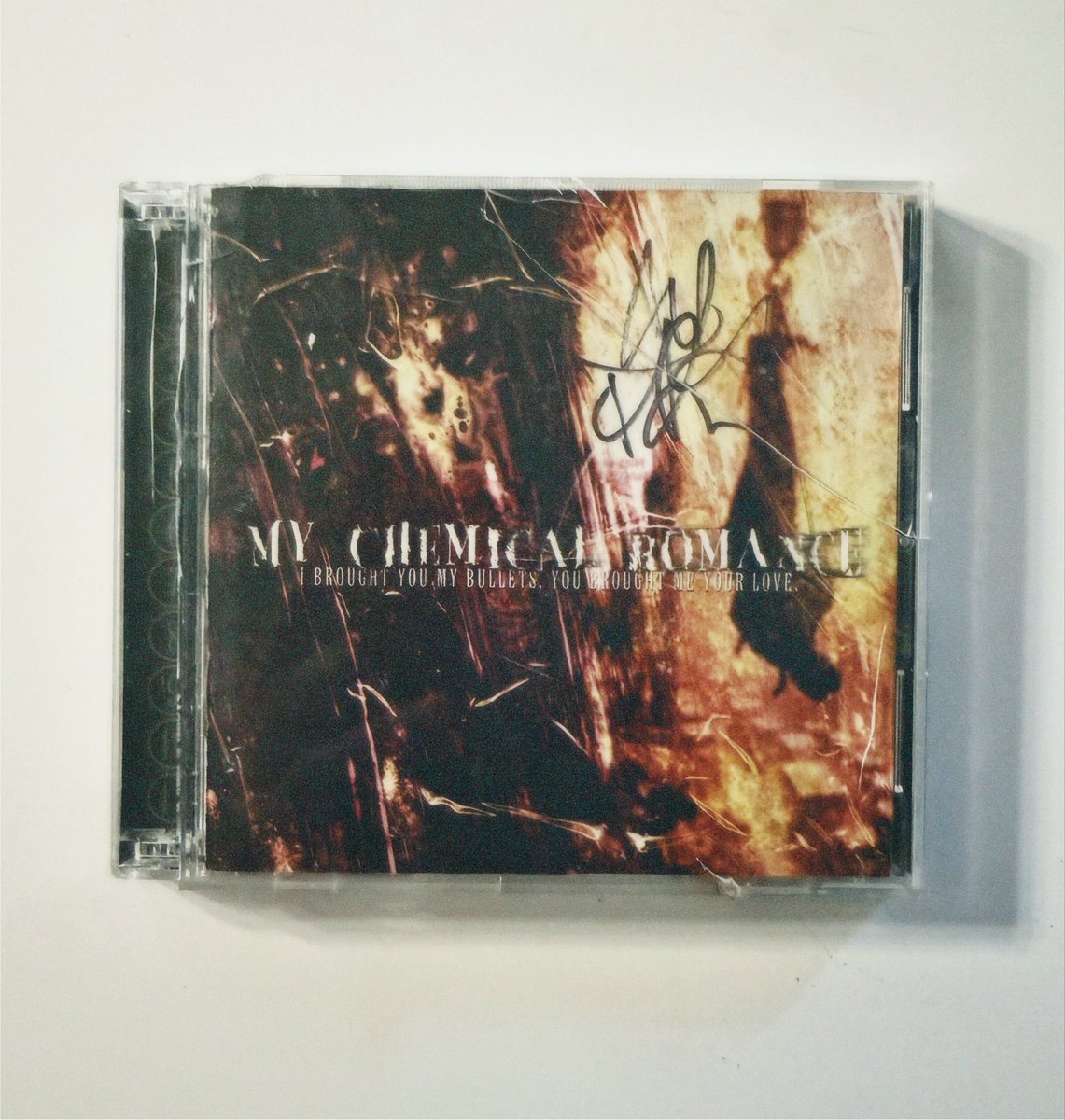 coppeweb's tweet photo. my 2005 copy of bullets, signed by frank iero :3 https://t.co/eoWzYv1Sio