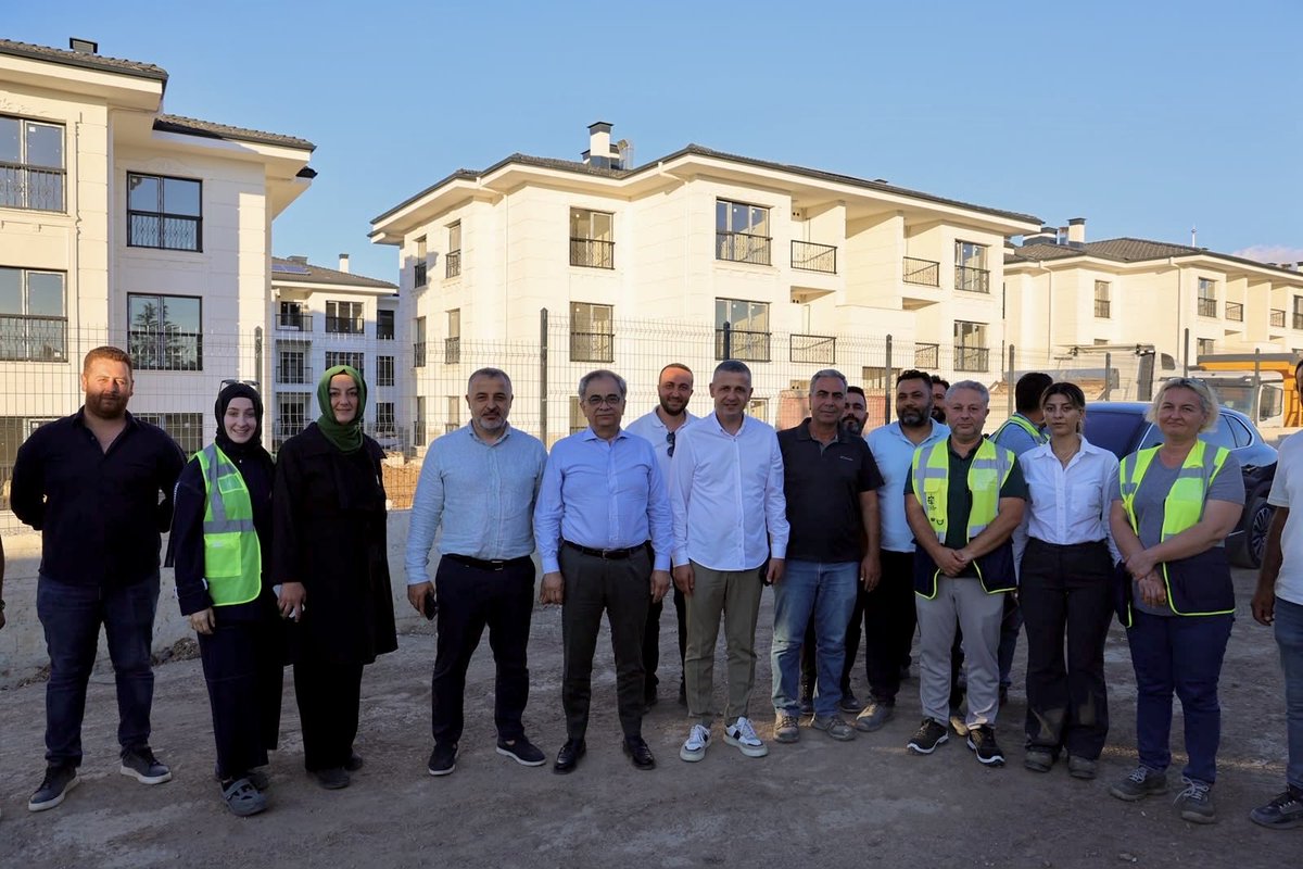 hayribaracli's tweet photo. İştirakimiz Kent Konut tarafından yapımı sürdürülen 🏘️ Kartepe Evleri Projesi’nde incelemelerde bulunduk.

Tamamlanma aşamasına gelen projedeki çalışmaları yerinde inceleyerek son durumu değerlendirdik.

🏡 Hemşehrilerimize güvenli, modern ve nitelikli yaşam alanları kazandırmak için çalışmalarımızı kararlılıkla sürdürüyoruz.

#şehrimKocaeli