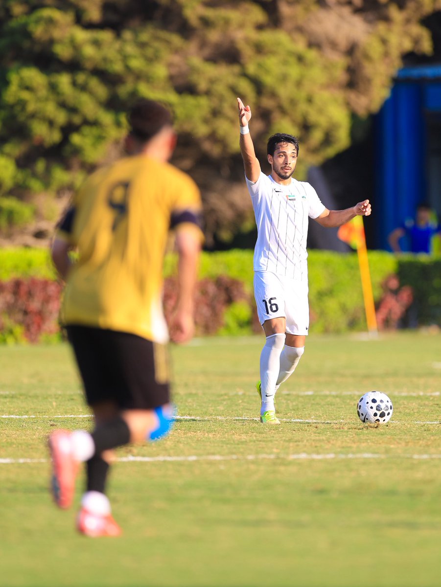 AlBataehFC's tweet photo. بحضور عضو مجلس الإدارة ورئيس اللجنة الفنية جاسم الدوخي، وعضو اللجنة الفنية ومشرف الفريق الأول عبدالعزيز المازمي، خاض نادي البطائح لكرة القدم مباراة ودية ضمن برنامجه التحضيري استعدادًا للموسم الجديد، وذلك في إطار خطة الجهاز الفني الرامية إلى رفع الجاهزية الفنية والبدنية للاعبين.

وشهد اللقاء حضور العميد حسام الشربيني المدير التنفيذي لنادي الإنتاج الحربي، والعميد أيمن المصري المدير الرياضي للنادي، حيث تبادل مسؤولو الناديين الدروع التذكارية، في لفتة تعكس عمق العلاقات الرياضية بين الجانبين، وتؤكد حرصهما على تعزيز التعاون وتبادل الخبرات بما يخدم تطلعاتهما الرياضية