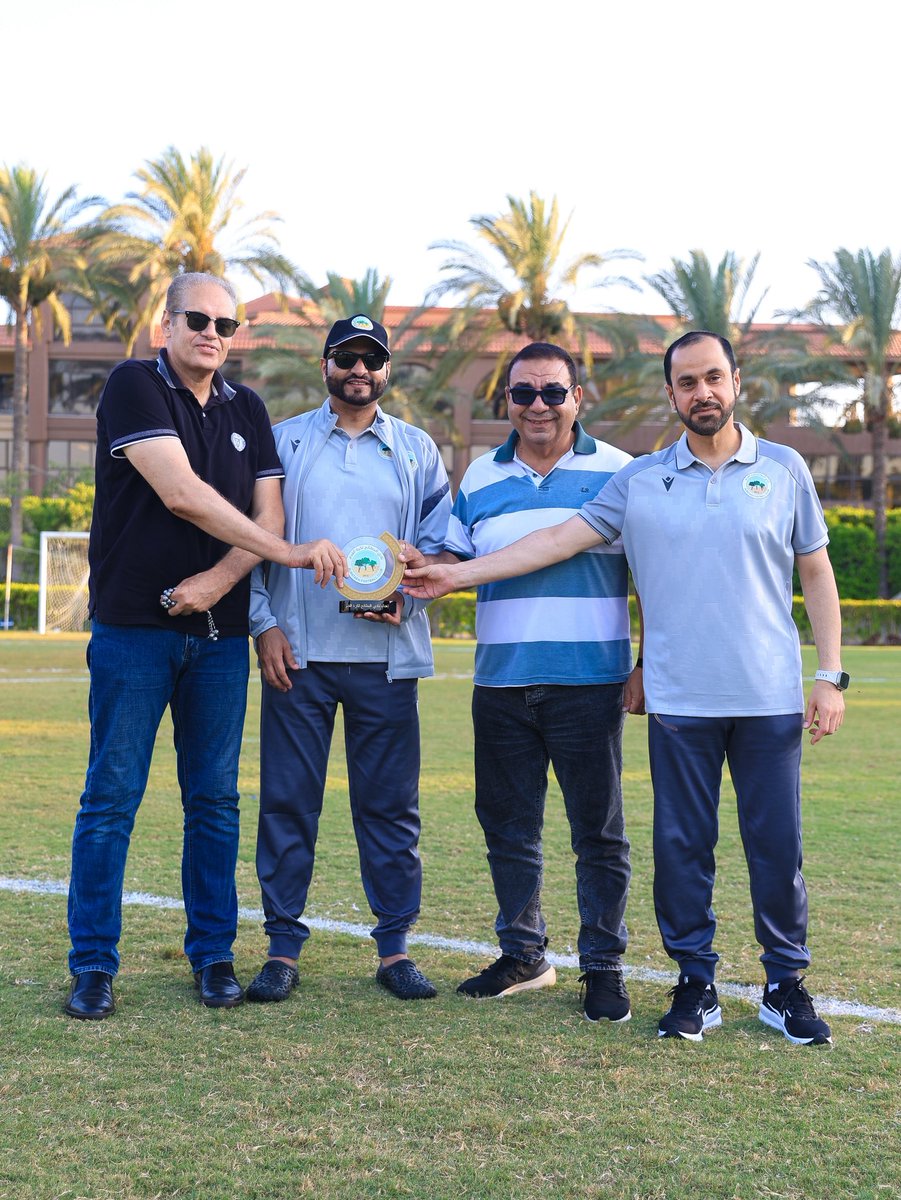 AlBataehFC's tweet photo. بحضور عضو مجلس الإدارة ورئيس اللجنة الفنية جاسم الدوخي، وعضو اللجنة الفنية ومشرف الفريق الأول عبدالعزيز المازمي، خاض نادي البطائح لكرة القدم مباراة ودية ضمن برنامجه التحضيري استعدادًا للموسم الجديد، وذلك في إطار خطة الجهاز الفني الرامية إلى رفع الجاهزية الفنية والبدنية للاعبين.

وشهد اللقاء حضور العميد حسام الشربيني المدير التنفيذي لنادي الإنتاج الحربي، والعميد أيمن المصري المدير الرياضي للنادي، حيث تبادل مسؤولو الناديين الدروع التذكارية، في لفتة تعكس عمق العلاقات الرياضية بين الجانبين، وتؤكد حرصهما على تعزيز التعاون وتبادل الخبرات بما يخدم تطلعاتهما الرياضية