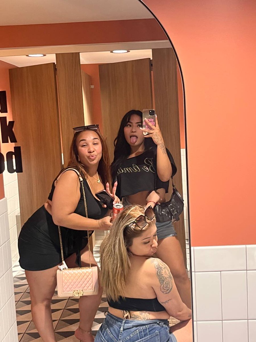 Kathy0sa's tweet photo. Con amigas 😛 https://t.co/N9Azeh73wn
