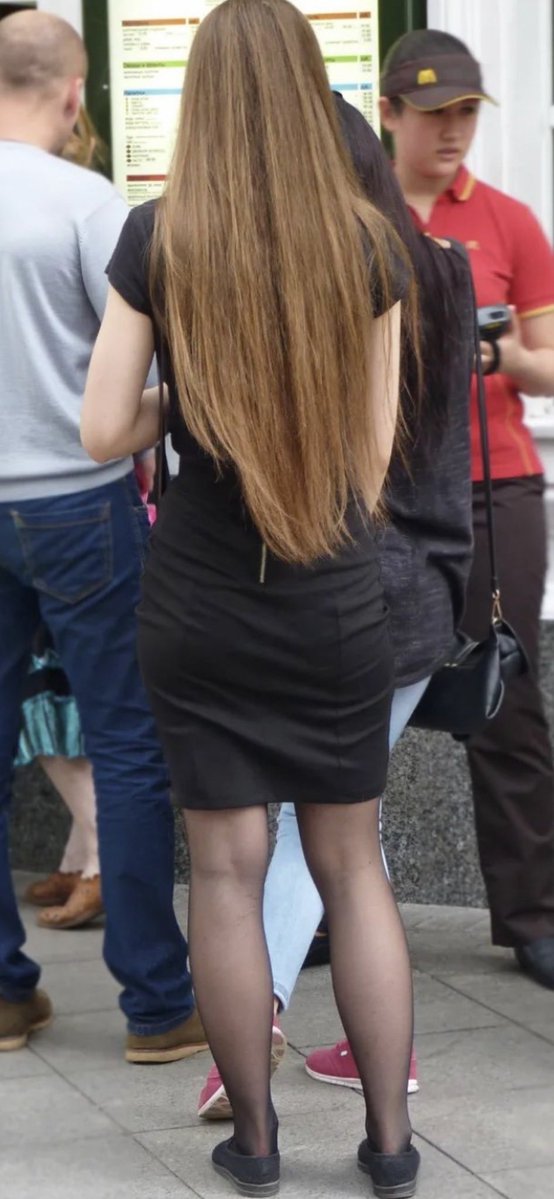 Davidjames8691's tweet photo. Une foule une jeune femme de dos portant un #pantyhose et on prend le temps d’apprécier https://t.co/bjZVSDJDwi