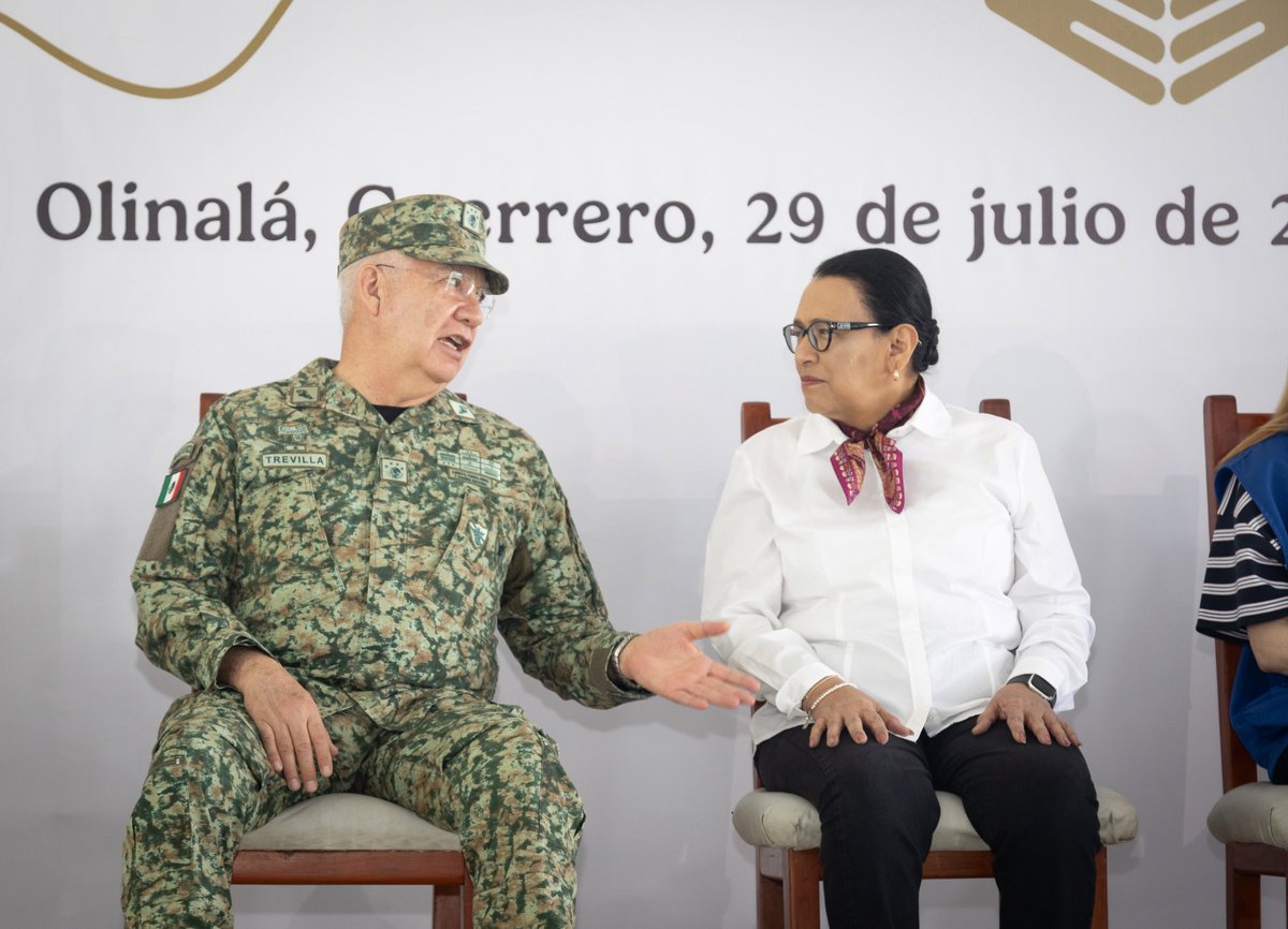 rosaicela_'s tweet photo. Agradecemos a la @Defensamx1 el trabajo social que realiza en favor del pueblo de #México y hoy en especial en Olinalá, #Guerrero. Su sentido humanitario nos recuerda que servir a la nación también significa trabajar con honor y responsabilidad por un país más seguro, unido y solidario. 🇲🇽 @Claudiashein @EvelynSalgadoP @RocioBarcenaM @arturomedinap