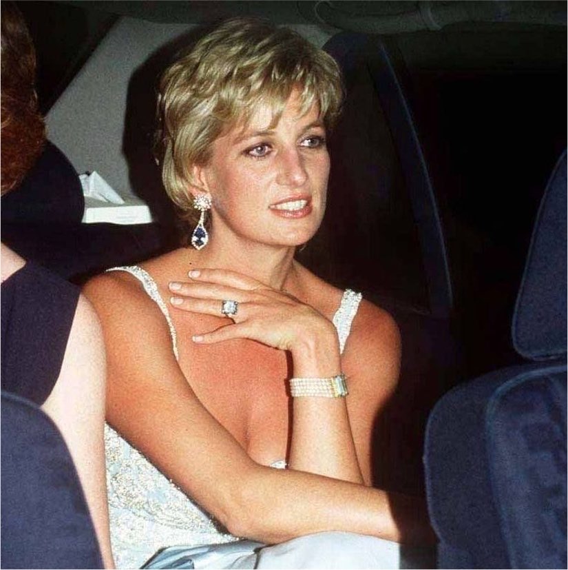 itboyfiIes's tweet photo. the category is divas with the highest-selling clothing items ever auctioned https://t.co/w84TyLGyAF