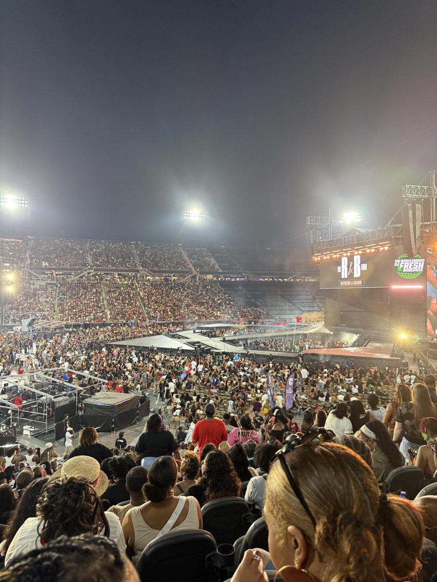 tayslade's tweet photo. 32 years young today 💕 Thank you to my hubby @ChadSlade62 for taking me to see Chris Brown &amp; Usher last night 🤩 https://t.co/Dsji5kHIUC