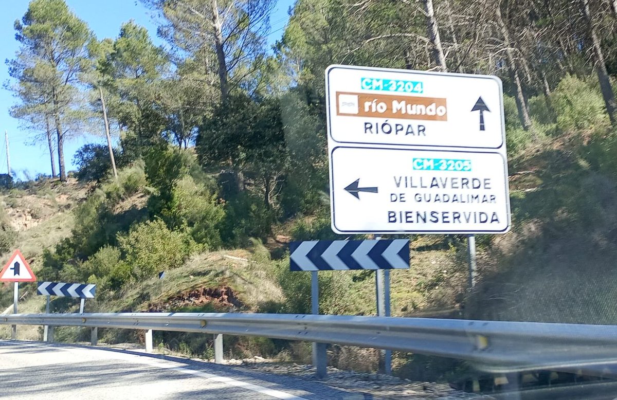 objetivosierra's tweet photo. 🌡️La Sierra de Albacete vuelve a superar los 40 °C.

🥵41,6 °C en La Resinera (Cotillas).
🥵40,9 °C en El Plañel (Yeste).
Además, regresan las noches tropicales y las previsiones apuntan a que el calor continuará, al menos, hasta el lunes.
#SierraDeAlbacete #Calor https://t.co/T5w1KRww8b