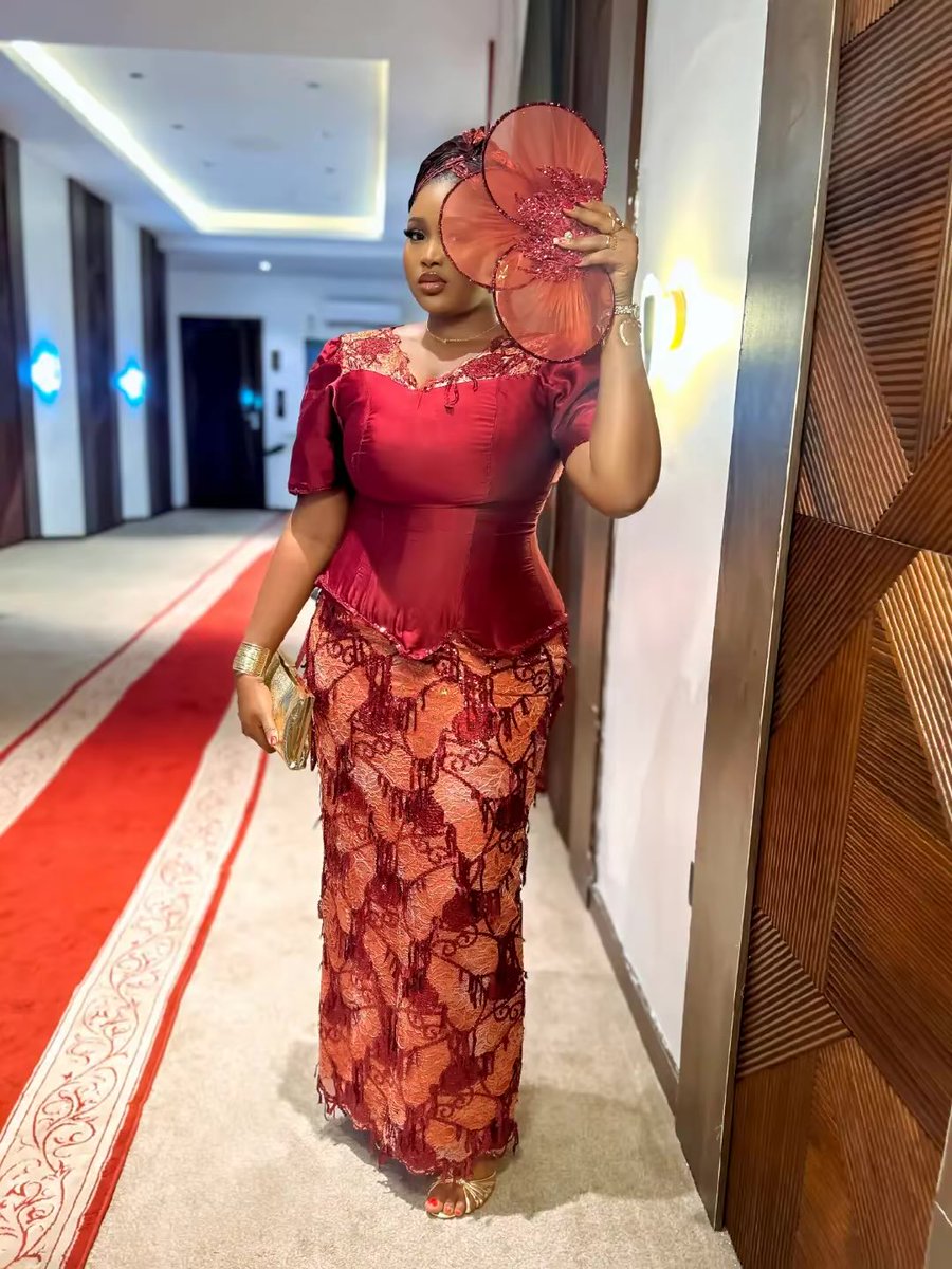 dollywintrop's tweet photo. Less fuss, more elegance❤️
Made for the woman who knows simplicity never goes out of style.
 #nigerianfashion #asoebi #fashiondesigner #skirtandblouse https://t.co/iv0nMetd2J