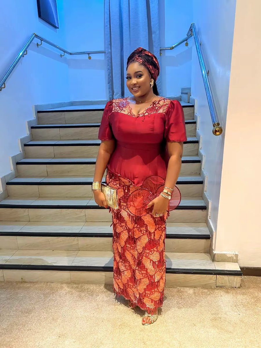 dollywintrop's tweet photo. Less fuss, more elegance❤️
Made for the woman who knows simplicity never goes out of style.
 #nigerianfashion #asoebi #fashiondesigner #skirtandblouse https://t.co/iv0nMetd2J