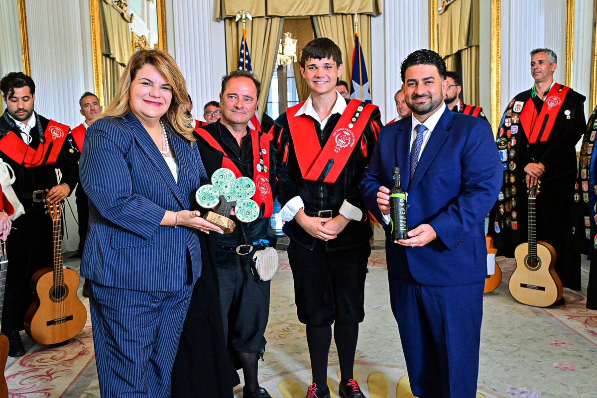 Jenniffer's tweet photo. Con mucho orgullo recibimos en La Fortaleza a la Tuna de Peritos de la Escuela Politécnica Superior de Jaén, España, quienes nos visitan como parte de la celebración de su XXXV aniversario y de un intercambio cultural con Puerto Rico. 

Gracias por regalarnos su talento, su alegría y por llevar en alto una de las expresiones culturales universitarias más antiguas del mundo.