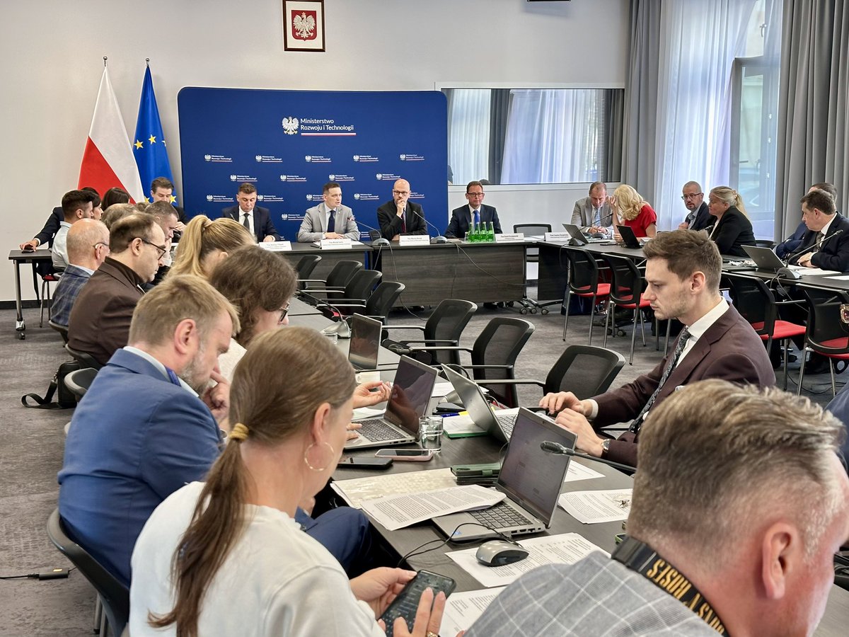 drMFilipek's tweet photo. Dziś w @MRiTGOVPL poprowadziłem posiedzenie Zespołu ds. deregulacji i dialogu gospodarczego.
Startujemy z Deregulacją 2.0! Kolejnym pakietem uproszczeń dla polskich przedsiębiorców. 
Kilkadziesiąt konkretnych postulatów. 
Realne obszary działania: rynek kapitałowy, planowanie przestrzenne, milcząca zgoda, prawo pracy i wiele innych.

Minister @MaciejBerek, wiceminister @JarosMichal i dyrektor Adam Kądziela nie pozostawili wątpliwości: jak najszerszy pakiet ułatwień dla firm, to priorytet tego rządu.

Ja dodam tylko jedno. Mniej barier, to więcej inwestycji, więcej miejsc pracy i silniejsza polska gospodarka.

Ogromne podziękowania kieruję także do naszego zespołu w MRiT, na czele z dyrektorem Grzegorzem Płatkiem.