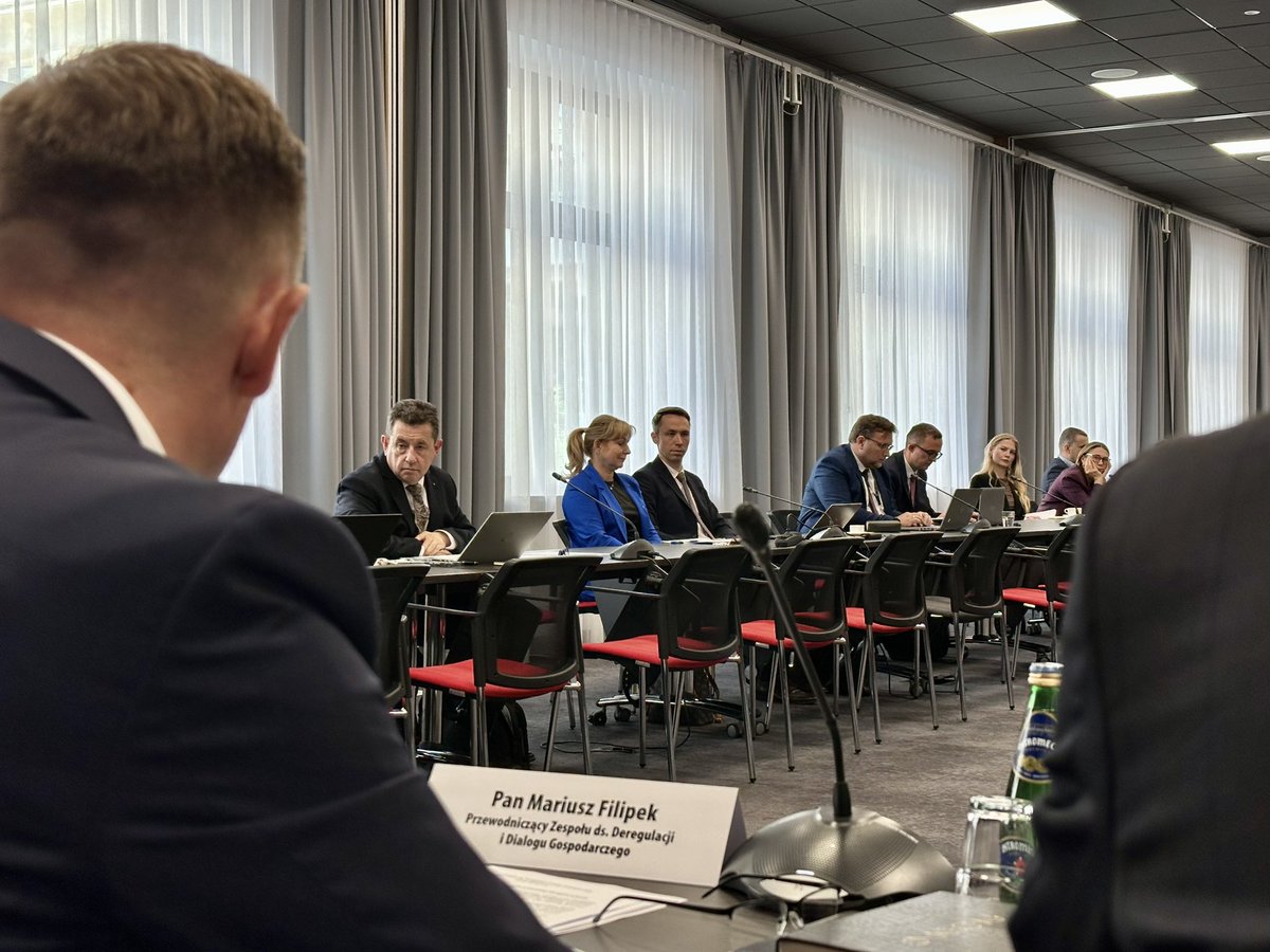 drMFilipek's tweet photo. Dziś w @MRiTGOVPL poprowadziłem posiedzenie Zespołu ds. deregulacji i dialogu gospodarczego.
Startujemy z Deregulacją 2.0! Kolejnym pakietem uproszczeń dla polskich przedsiębiorców. 
Kilkadziesiąt konkretnych postulatów. 
Realne obszary działania: rynek kapitałowy, planowanie przestrzenne, milcząca zgoda, prawo pracy i wiele innych.

Minister @MaciejBerek, wiceminister @JarosMichal i dyrektor Adam Kądziela nie pozostawili wątpliwości: jak najszerszy pakiet ułatwień dla firm, to priorytet tego rządu.

Ja dodam tylko jedno. Mniej barier, to więcej inwestycji, więcej miejsc pracy i silniejsza polska gospodarka.

Ogromne podziękowania kieruję także do naszego zespołu w MRiT, na czele z dyrektorem Grzegorzem Płatkiem.