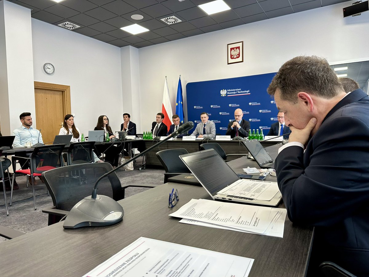 drMFilipek's tweet photo. Dziś w @MRiTGOVPL poprowadziłem posiedzenie Zespołu ds. deregulacji i dialogu gospodarczego.
Startujemy z Deregulacją 2.0! Kolejnym pakietem uproszczeń dla polskich przedsiębiorców. 
Kilkadziesiąt konkretnych postulatów. 
Realne obszary działania: rynek kapitałowy, planowanie przestrzenne, milcząca zgoda, prawo pracy i wiele innych.

Minister @MaciejBerek, wiceminister @JarosMichal i dyrektor Adam Kądziela nie pozostawili wątpliwości: jak najszerszy pakiet ułatwień dla firm, to priorytet tego rządu.

Ja dodam tylko jedno. Mniej barier, to więcej inwestycji, więcej miejsc pracy i silniejsza polska gospodarka.

Ogromne podziękowania kieruję także do naszego zespołu w MRiT, na czele z dyrektorem Grzegorzem Płatkiem.