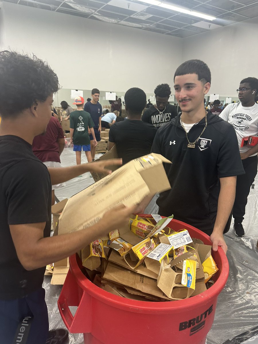 tview_baseball's tweet photo. Mansfield Day of service was a huge success! #wolvesup #Misdathletics https://t.co/qWDoVVbxk5