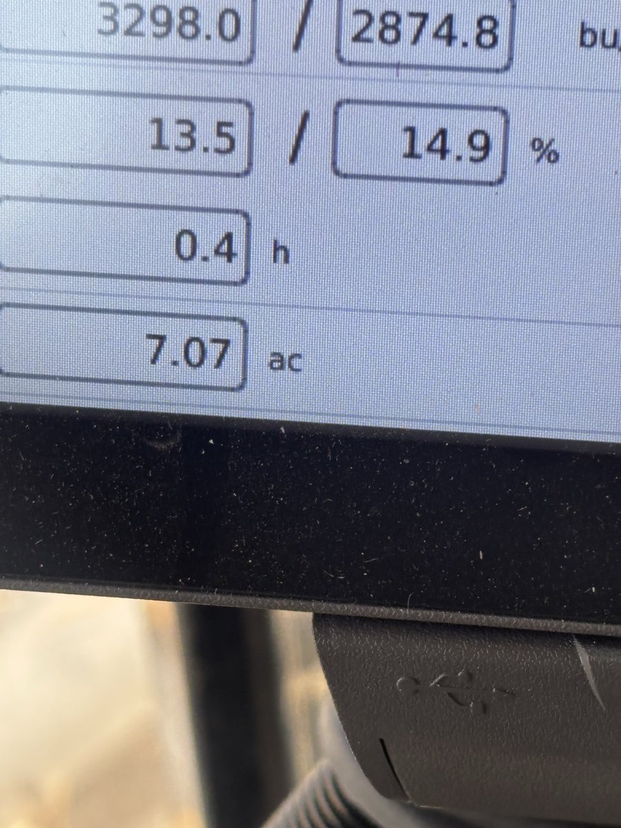joshgerik_82's tweet photo. Planted march 25.  Greenest stalk I’ve ever seen with dry grain. https://t.co/rFED4I4G68