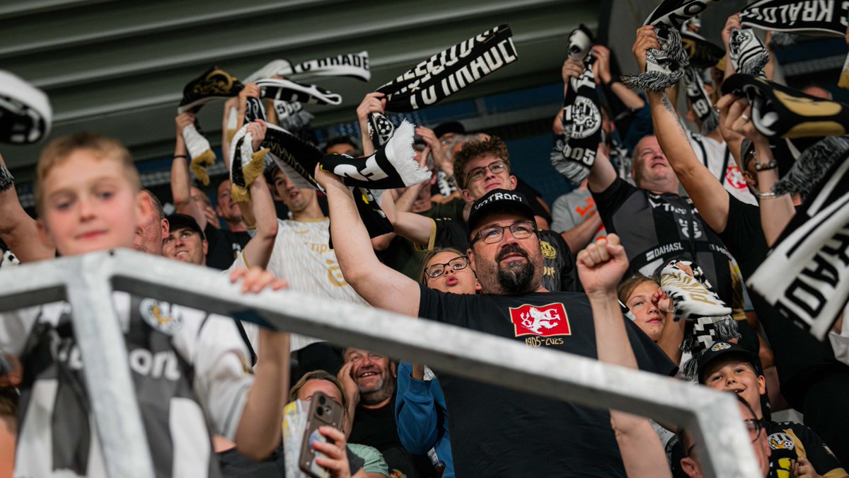 FCHradec's tweet photo. Zítra spouštíme roznášku piva přímo do hlediště 🍻
Do VIP prostor je v letních měsících nově povolen vstup v krátkých kalhotách 👍
Podrobnosti k utkání 👉 https://t.co/1vWrfukb4V https://t.co/A9A8EZ68gZ