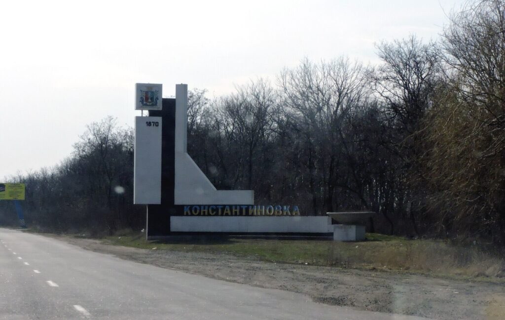 revistavostok's tweet photo. #Rusia 🇷🇺 ha tomado #Kostantínovka, un centro logístico del norte del #Donbás, y se acerca a Sloviansk y Kramtorsk.

Esto supone una mejora para las comunicaciones rusas en #Ucrania 🇺🇦, si bien el avance es muy lento y farragoso; sin ir más lejos, la ofensiva comenzó en octubre. https://t.co/vKXVC8qm94