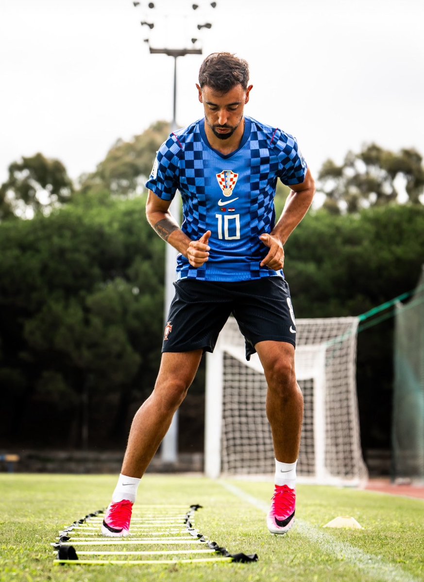 utdreport's tweet photo. Bruno Fernandes wearing a Luka Modric shirt 🇭🇷 🇵🇹 https://t.co/brt0iKyxcI